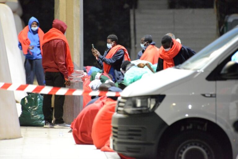 36 personas llegan en cayuco a El Hierro