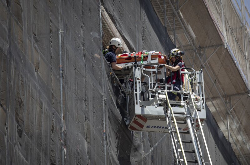 Los bomberos rescatan a un trabajador de la construcción tras caer de una de las plantas del edificio en obras de la Plaza del Duque a 23 de junio del 2023 en Sevilla (Andalucía, España). Un trabajador que se hallaba en la octava planta de un edificio en construcción de la plaza del Duque de Sevilla, esquina con la calle Trajano y antigua sede de CCOO, ha sufrido un accidente laboral este viernes, poco antes de las 13,00 horas, al caer desde un andamio a la planta inmediatamente inferior. María José López / Europa Press (Foto de ARCHIVO) 23/6/2023