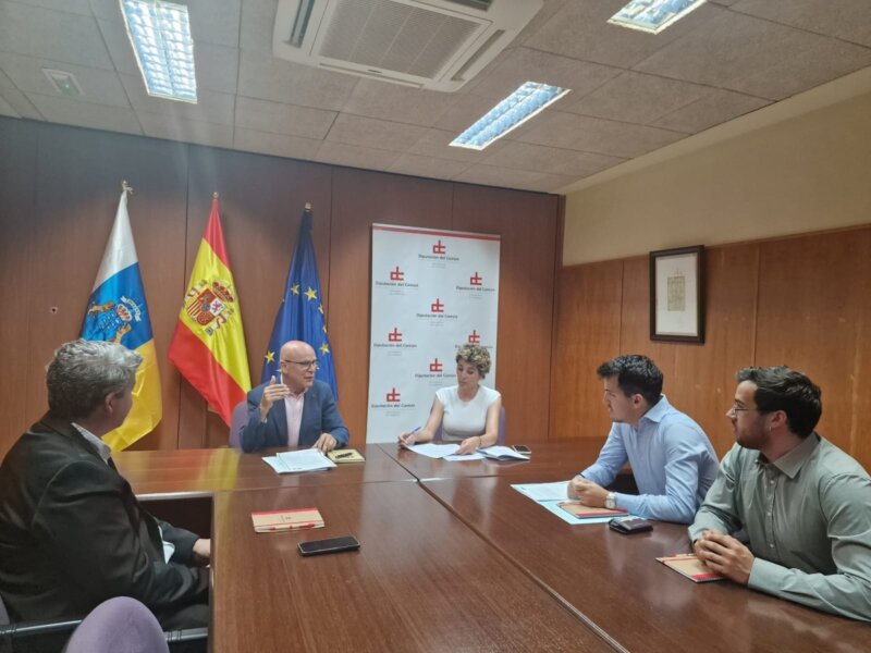 Representantes de la Asociación de Afectados por la Hipoteca Norte Gran Canaria (AHINOR) se han reunido con el Diputado del Común, Rafael Yanes / DIPUTACIÓN DEL COMÚN