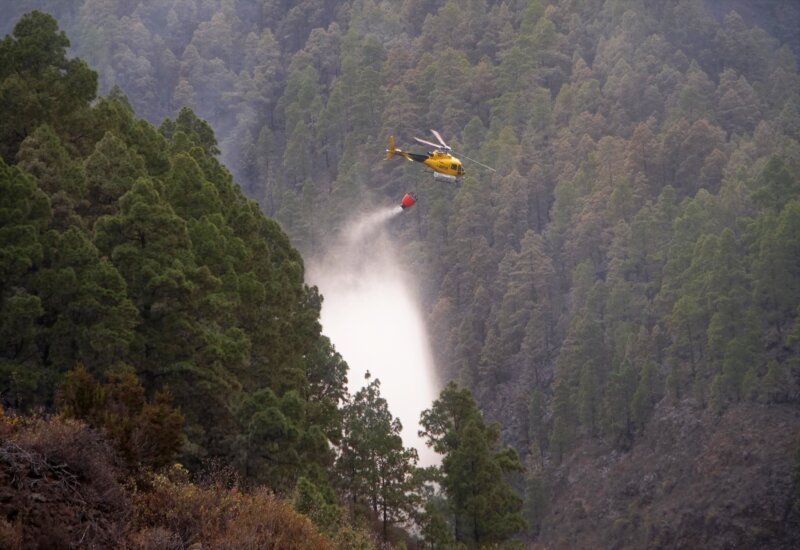 Apedrean un helicóptero que trabajaba en el incendio de Tenerife