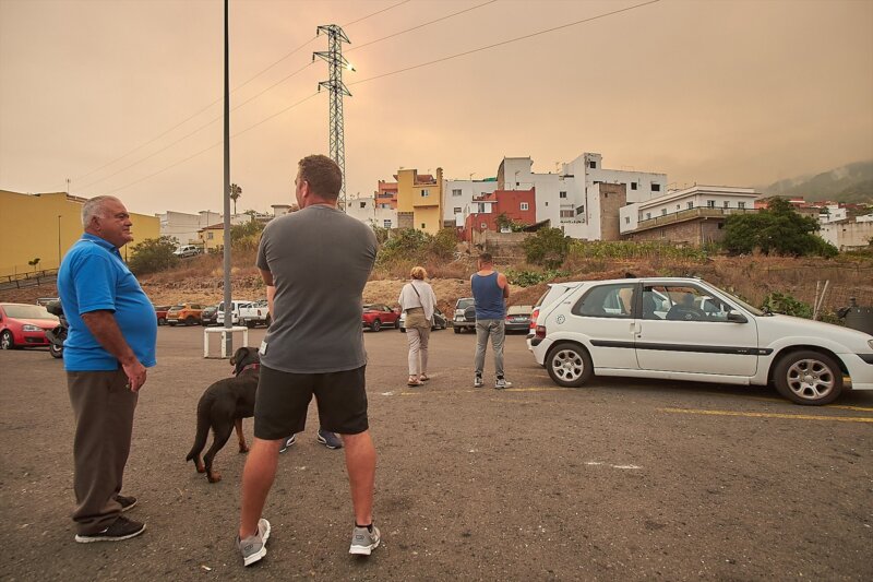 El avance del incendio de Tenerife ha obligado a desalojar a 26.000 personas