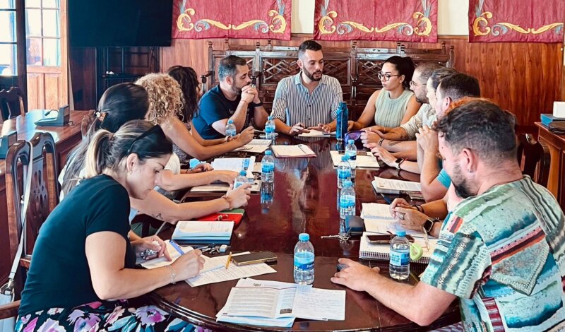 El grupo de gobierno de Icod de los Vinos, liderado por el alcalde Javier Sierra, durante una reunión