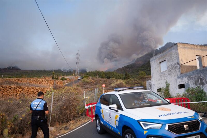 Declaran el nivel 2 en el incendio forestal de Tenerife