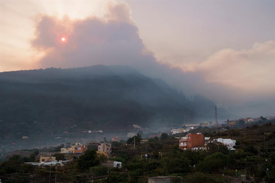 El incendio desde el Valle de La Orotava. Imagen EFE