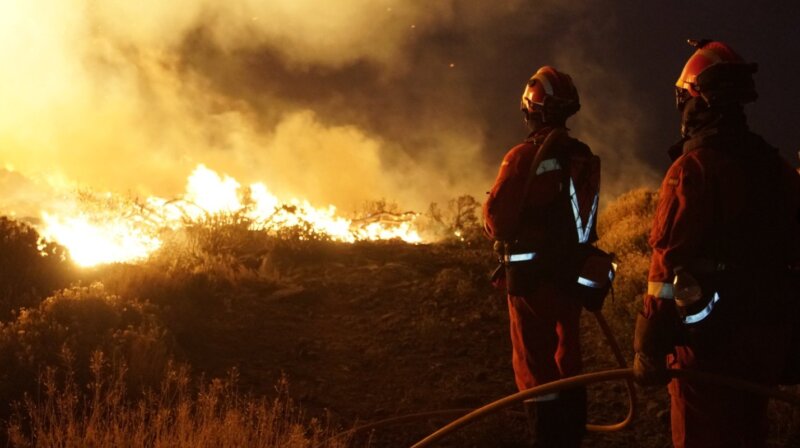Imagen de archivo del incendio de Tenerife con miembros de la UME participando en la extinción. Noticias más destacadas de 2023