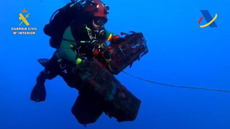 Un buzo con la droga intervenida en el fondo del casco de un buque en el Puerto de Las Palmas CEDIDO POR AGENCIA TRIBUTARIA 12/8/2023