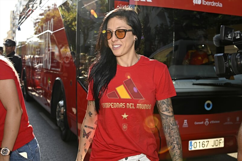 Jennifer Hermoso atiende a fans durante el recorrido del autobús de la Selección, a 22 de agosto de 2023, en Ibiza (España). FAMOSOS;FÚTBOL;DEPORTE;IBIZA;COPA;BUS Francisco Guerra / Europa Press