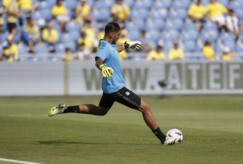 El entrenador del equipo amarillo, García Pimienta, situó a Jonathan Viera como falso delantero centro, para quitar así cualquier referencia a los tres centrales visitantes