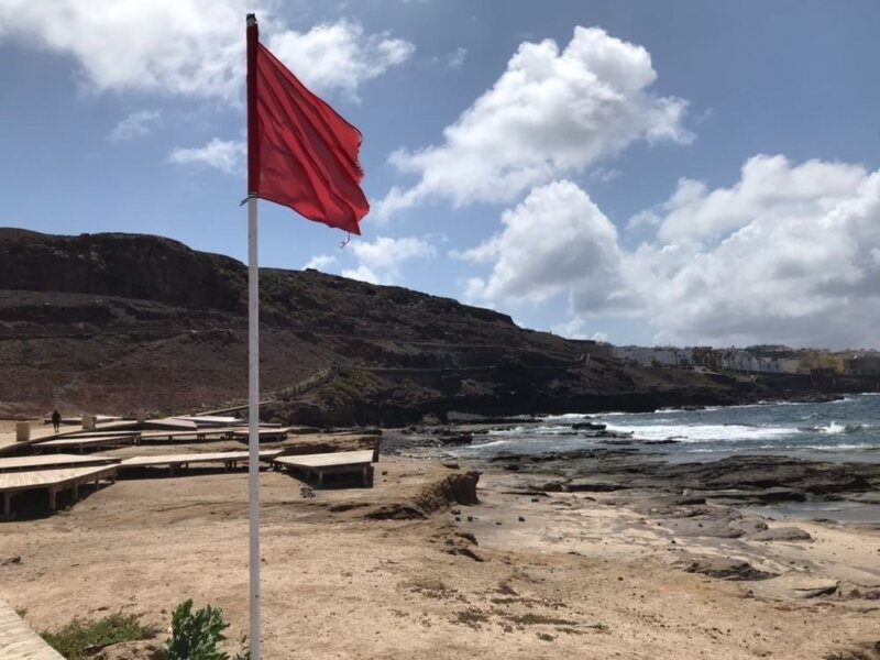 Imagen de archivo de una bandera roja e la Playa del Confital