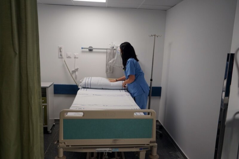 Una enfermera prepara una cama hospitalaria en el Hospital Insular de Gran Canaria