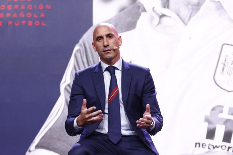 Luis Rubiales no dimite y dice que el beso fue consentido. Jennifer Hermoso lo niega