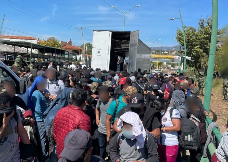 Rescatan a 230 migrantes hacinados en un tráiler en México