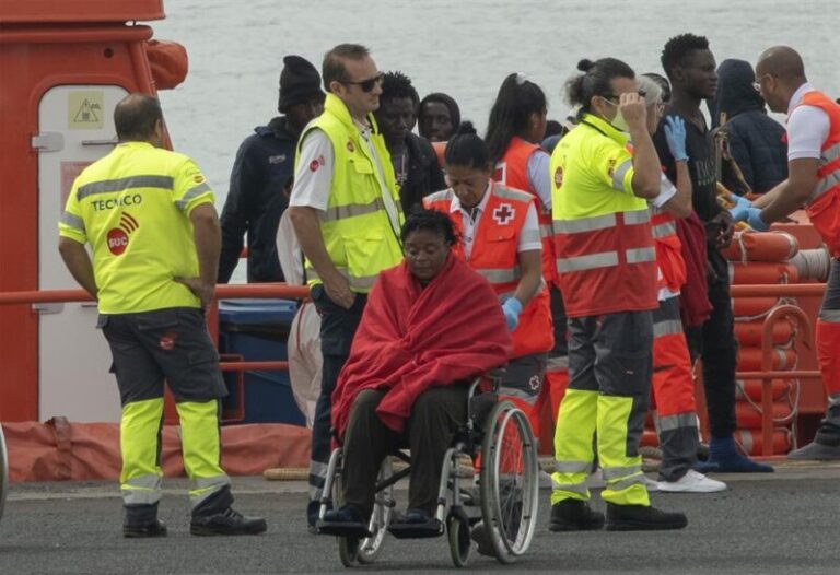 Rescatan una neumática con 55 migrantes cerca de Fuerteventura, entre ellos dos menores