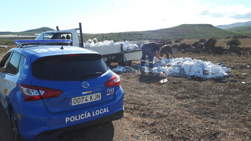 Sancionan a una empresa por verter 2.100 kilos de escombros en Jinámar