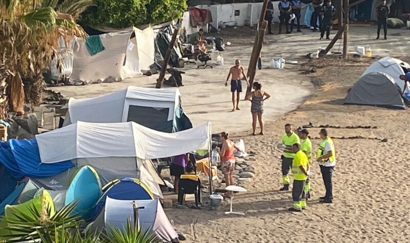 El Ayuntamiento ofrece recursos alojativos a ocupantes de playa