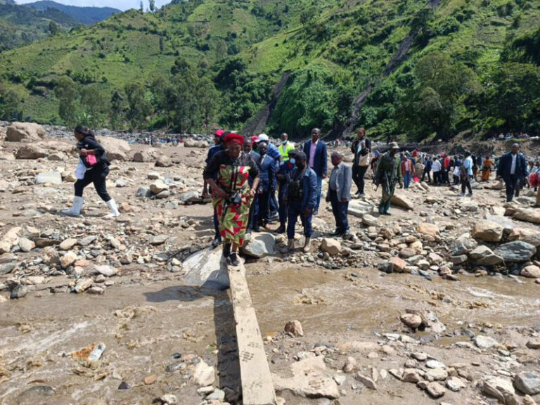 Mueren siete niños tras un incendio en un campamento de desplazados por las inundaciones en el este de RDC