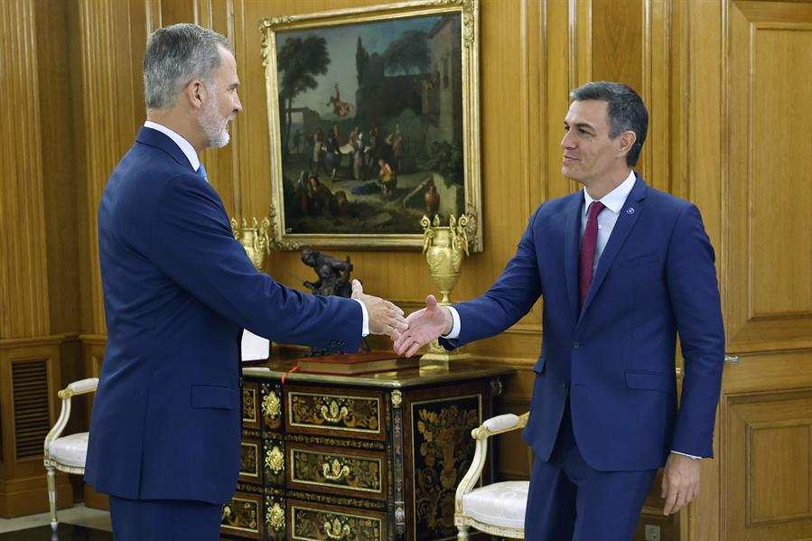 El rey Felipe VI (i) recibe al presidente del Gobierno en funciones y líder del PSOE, Pedro Sánchez (d). Efe