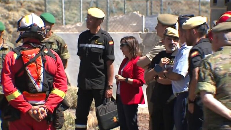 Margarita Robles visita las zonas afectadas por el incendio