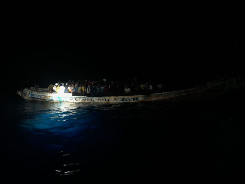 Imagen del cayuco interceptado por Salvamento Marítimo durante la madrugada del 23 de agosto / (@salvamentogob) Salvamento Marítimo