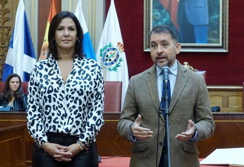 Evelyn Alonso y José Manuel Bermúdez. 

Santa Cruz de Tenerife formaliza el contrato para el control de los servicios de Movilidad Urbana