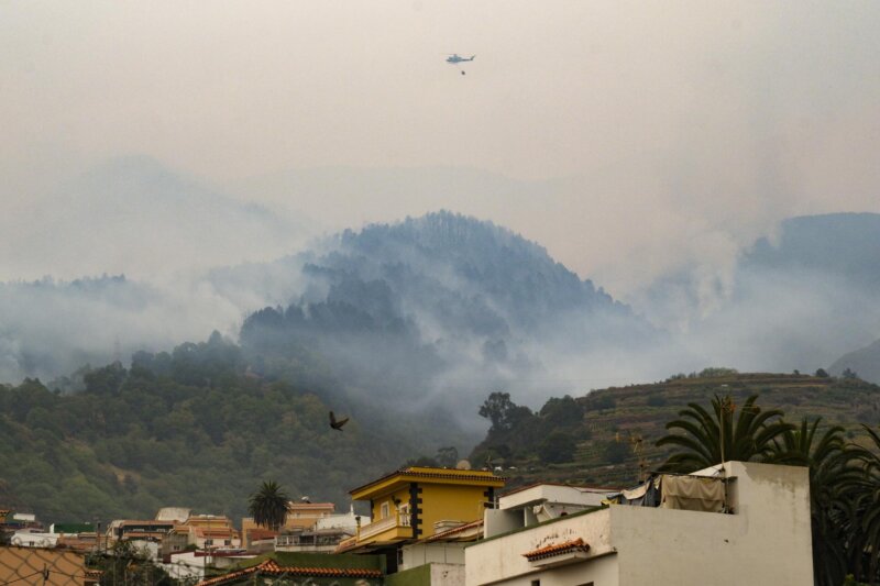 El incendio de Tenerife afecta a once municipios y se complica en la zona norte