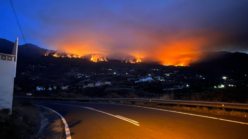 Imagen compartida por el Ayuntamiento de Arico donde se pueden apreciar las llamas del incendio al amanecer