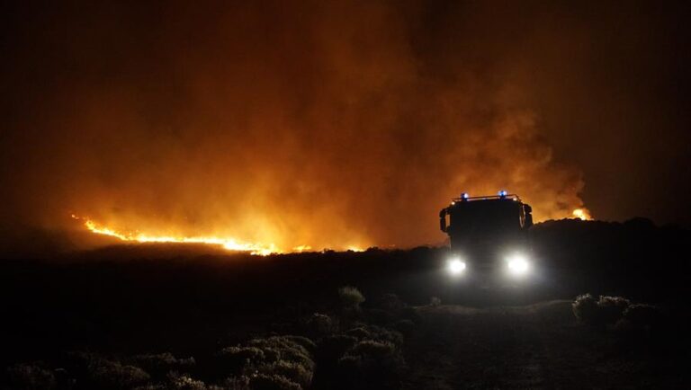 El fuego arrasa casi 15.000 hectáreas y la orografía de Güímar complica las labores de extinción