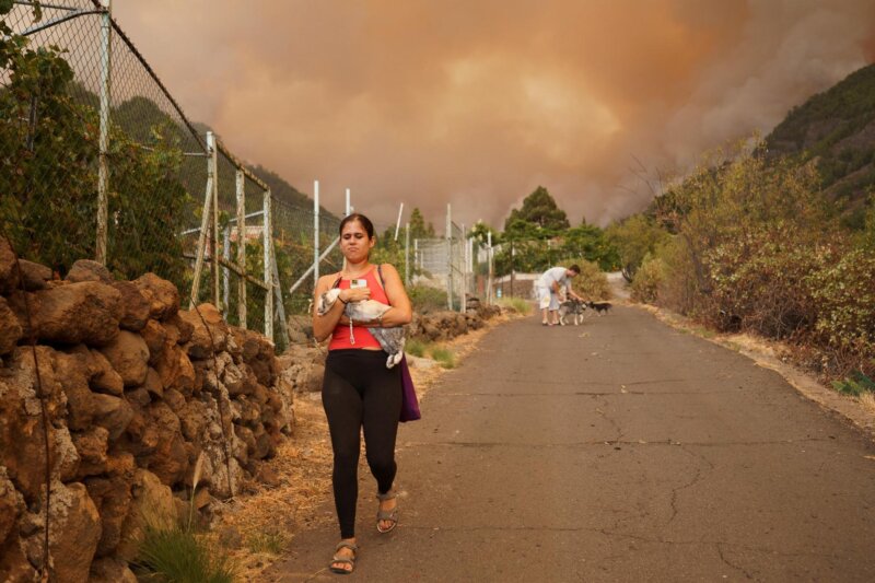 El incendio declarado en Arafo y Candelaria ha arrasado 1.200 hectáreas
