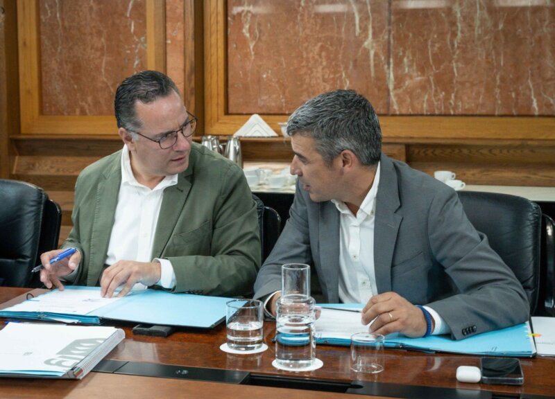 Imagen de Poli Suárez y Narvay Quintero durante el consejo de Gobierno. Foto Gobierno de Canarias 
