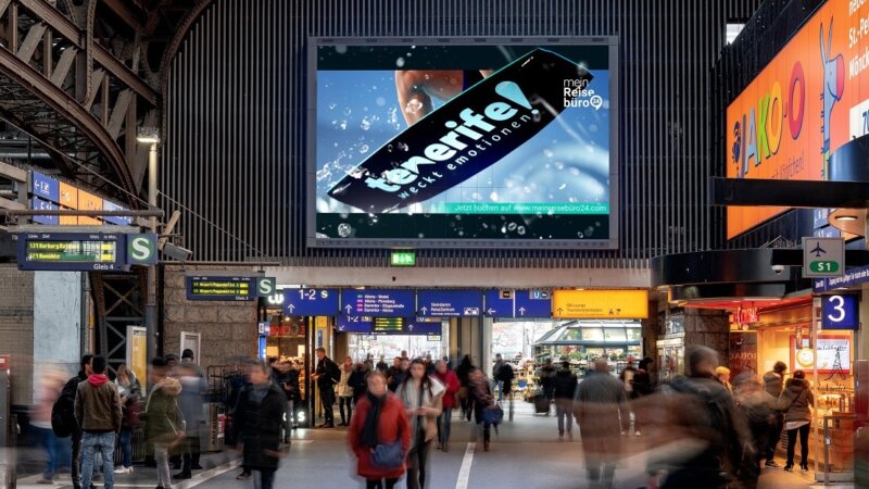Imagen de la publicidad de Turismo Tenerife proyectada en la estación principal de Hamburgo.