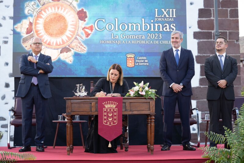 El Acto Institucional comenzó con la firma del Libro de Honor del Cabildo de La Gomera por parte de las autoridades invitadas y como recuerdo de su visita a la isla