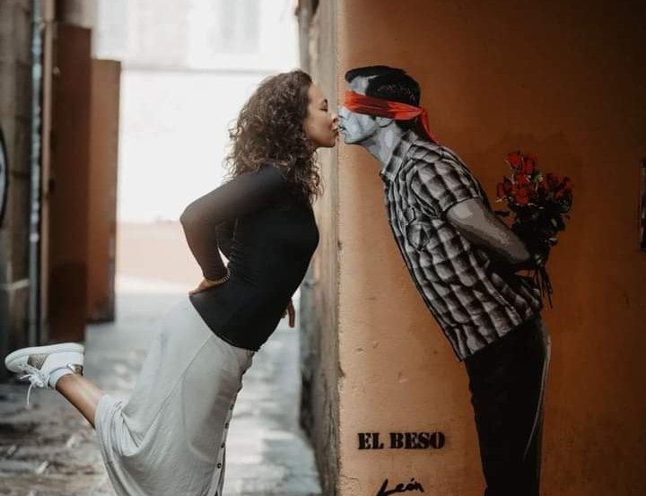 "El beso", una obra en la calle para rebajar la crispación