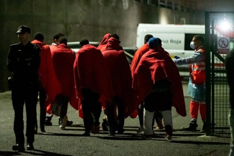 Llegan casi un centenar de migrantes a bordo de tres embarcaciones a Canarias