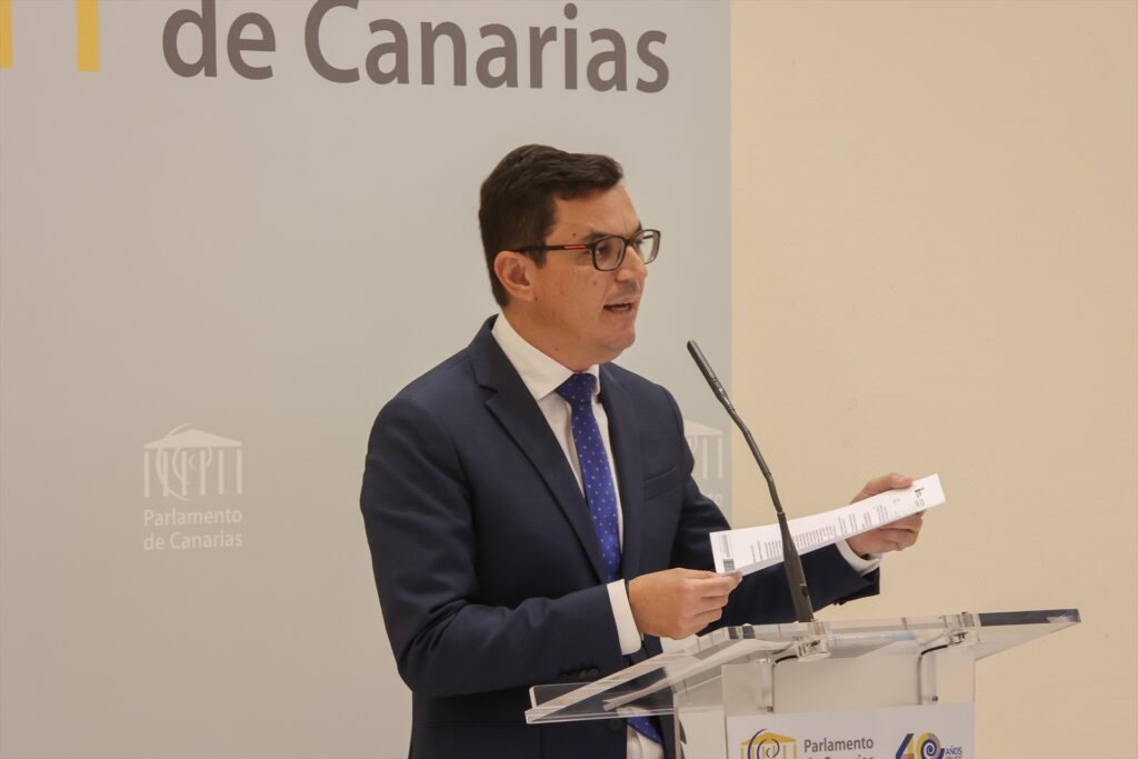 Pablo Rodríguez, consejero de Obras Públicas, Vivienda y Movilidad ha confirmado que el Gobierno de Canarias no renovará la concesión a la cementera CEISA para operar en la zona y construirá un puerto deportivo