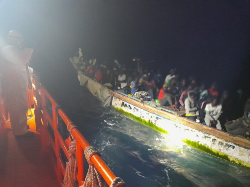Rescatan a 65 personas a bordo de un cayuco al sur de Tenerife