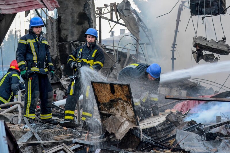 Bomberos ucranianos apagan un incendio provocado por el impacto de un misil en Kiev - Europa Press/Contacto/Aleksandr Gusev / Europa Press / Archivo