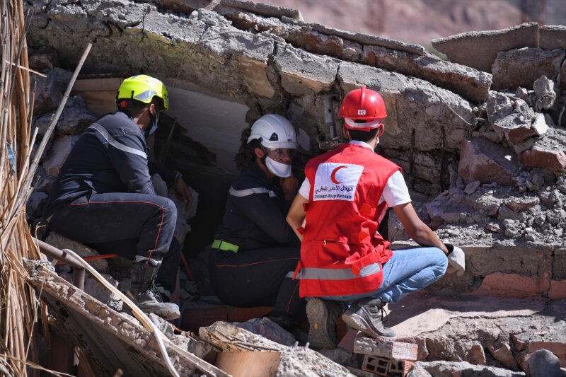 Militares marroquíes y Cruz Roja de Marruecos participan en el rescate de un hombre, a 11 de septiembre de 2023, en Talat N'yakoub, provincia de Al Haouz, región  de Marrakech-Safi (Marruecos). / Fernando Sánchez / Europa Press 
