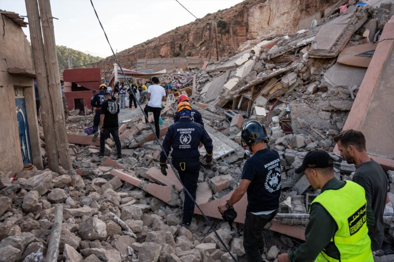 La ONG Bomberos Unidos sin Fronteras continúa buscando supervivientes bajo los escombros del terremoto Marruecos
