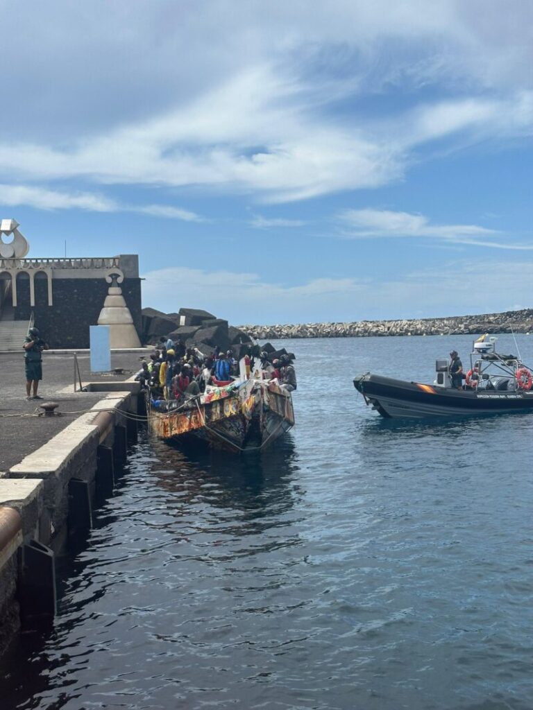 Una patera llega al puerto de La Restinga (El Hierro)