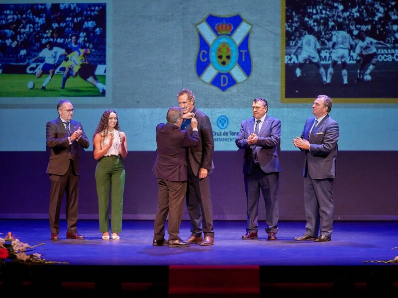 Jorge Valdano recibe la insignia de oro y brillantes del CD Tenerife de la mano del presidente de la entidad Paulino Rivero / CD Tenerife