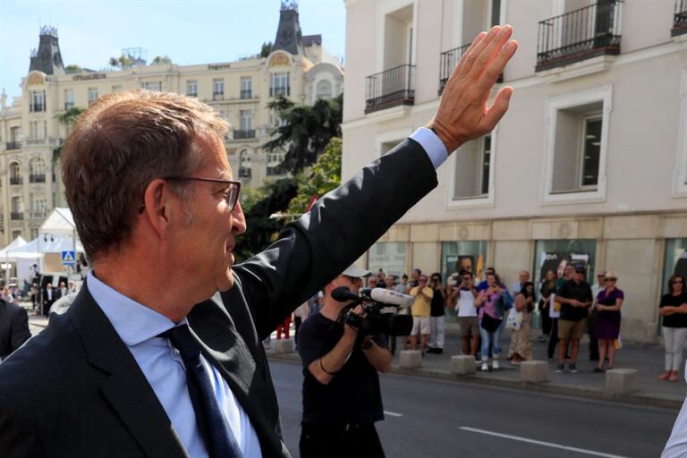 27/09/2023.- El candidato a la presidencia del Gobierno y presidente del PP, Alberto Núñez Feijóo, saluda a los ciudadanos que se han acercado hasta las puertas del Congreso al término de la sesión matinal de la segunda jornada del debate de su investidura, en el Congreso este miércoles. EFE/Fernando Alvarado