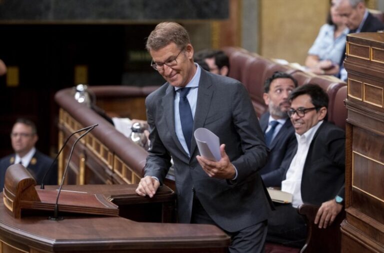 El líder del PP y candidato a la Presidencia del Gobierno, Alberto Núñez Feijóo, durante el pleno de investidura del líder del Partido Popular, en el Congreso de los Diputados, a 27 de septiembre de 2023, en Madrid (España). El presidente del PP y candidato al Gobierno se sometió ayer, 26 de septiembre, a la primera sesión de su debate de investidura en el Congreso, que duró siete horas y media y fue el primero en el que se escuchan discursos en lenguas cooficiales con el uso de pinganillos para recibir la traducción simultánea. Hoy, se vota su candidatura en 'primera vuelta', resultado que marcará el pleno previsto para celebrarse en 488 horas, el viernes, 29 de septiembre, en caso de Feijóo no logre la mayoría absoluta (176 diputados) que se requiere en el primer intento. 27 SEPTIEMBRE 2023;MADRID;SEGUNDO DÍA SESIÓN INVESTIDURA;CONGRESO DE LOS DIPUTADOS;FEIJÓO Alberto Ortega / Europa Press 27/9/2023