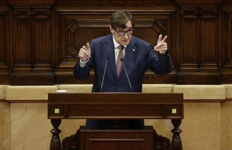 27/09/2023.- El líder del PSC, Salvador Illa, interviene ante el pleno durante la segunda jornada del debate de política general que se celebra en el Parlament de Cataluña en la que los portavoces de los grupos parlamentarios responden al discurso de ayer del presidente de la Generalitat, Pere Aragonès. EFE/Andreu Dalmau