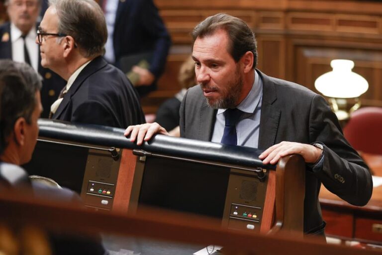 El diputado socialista Óscar Puente habla con el presidente del Gobierno y secretario general del PSOE, Pedro Sánchez (i), en la segunda jornada del debate de investidura del candidato Alberto Núñez Feijóo en el Congreso este miércoles. EFE/Juan Carlos Hidalgo