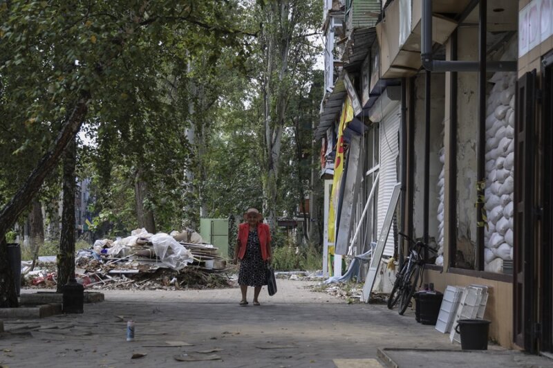 Una mujer camina por una calle bombardeada de Avdiivka. Imagen EFE/EPA/Alex Babenko