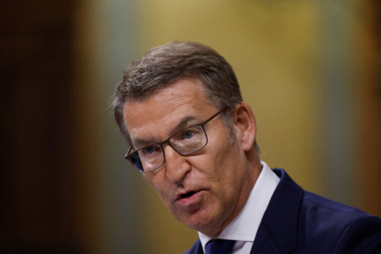 El líder del Partido Popular de la oposición española, Alberto Núñez Feijoo, habla durante un debate de investidura en Madrid, España, el 26 de septiembre de 2023. REUTERS/Juan Medina