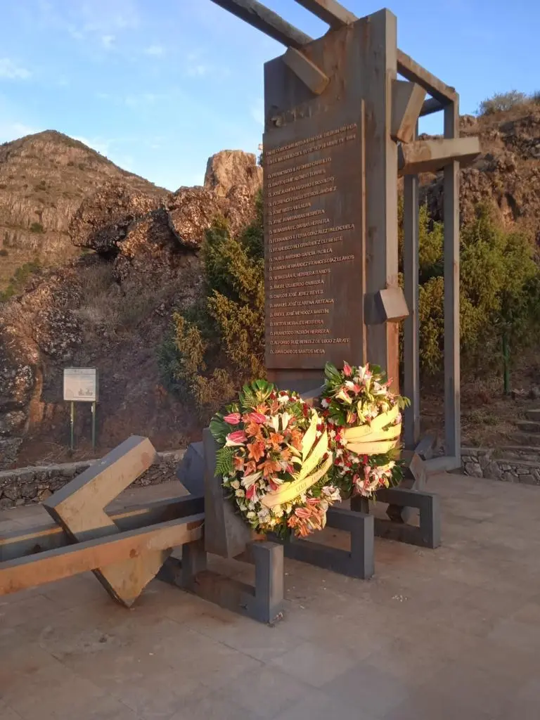 Corona de flores en recuerdo de las víctimas mortales del incendio forestal de 1984 / CABILDO DE LA GOMERA
