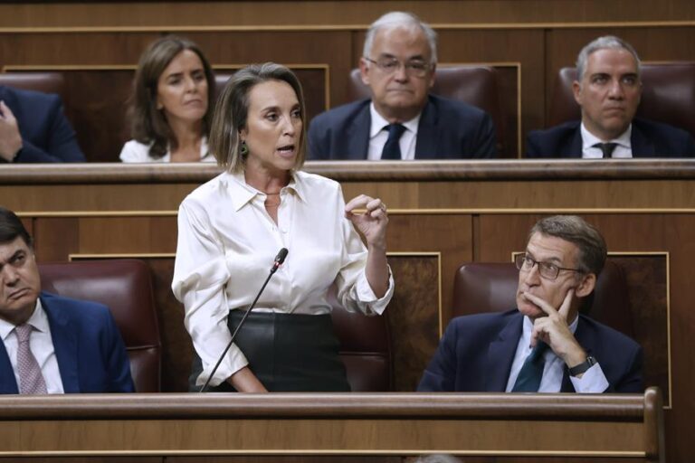 La portavoz del PP en el Congreso, Cuca Gamarra, durante el debate previo a la segunda votación de la investidura del líder del Partido Popular