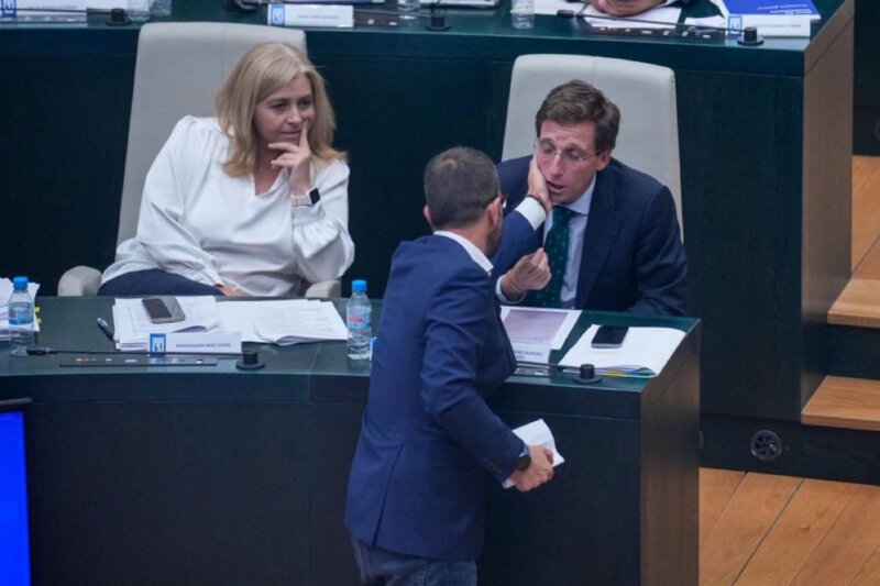 Momento en el que Daniel Viondi le da unas palmadas en la cara al alcalde de Madrid