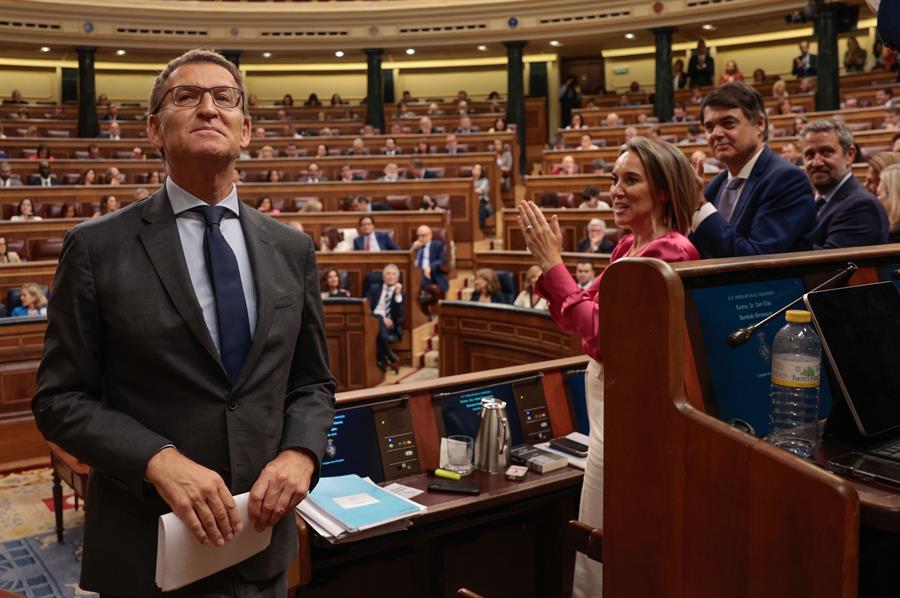 El candidato a la presidencia del Gobierno y presidente del PP, Alberto Núñez Feijóo, es ovacionado por la bancada popular tras una de sus intervenciones en la segunda jornada del debate de su investidura, en el Congreso este miércoles. EFE/Sergio Pérez